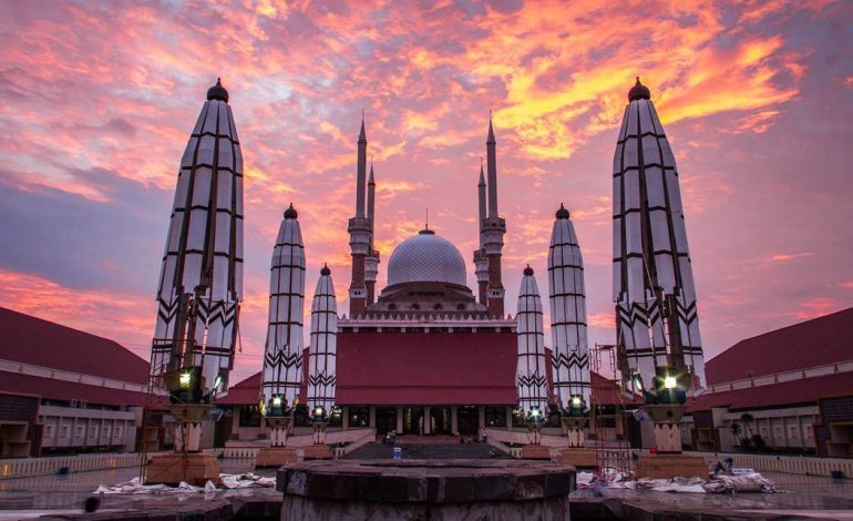 5 Destinasi Wisata Halal Terpopuler di Indonesia Tahun 2025