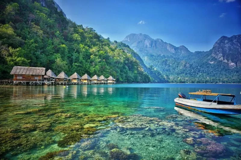 4 Destinasi Wisata di Maluku Paling Populer 2025