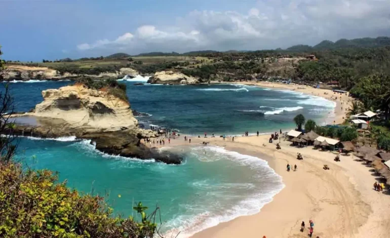 5 Destinasi Wisata Pantai Terindah Di Jawa Timur