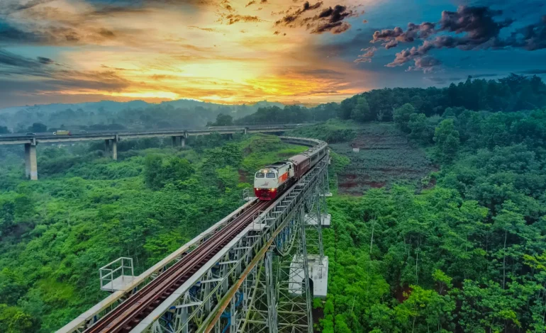 5 Jalur Kereta Api Terindah Di Indonesia