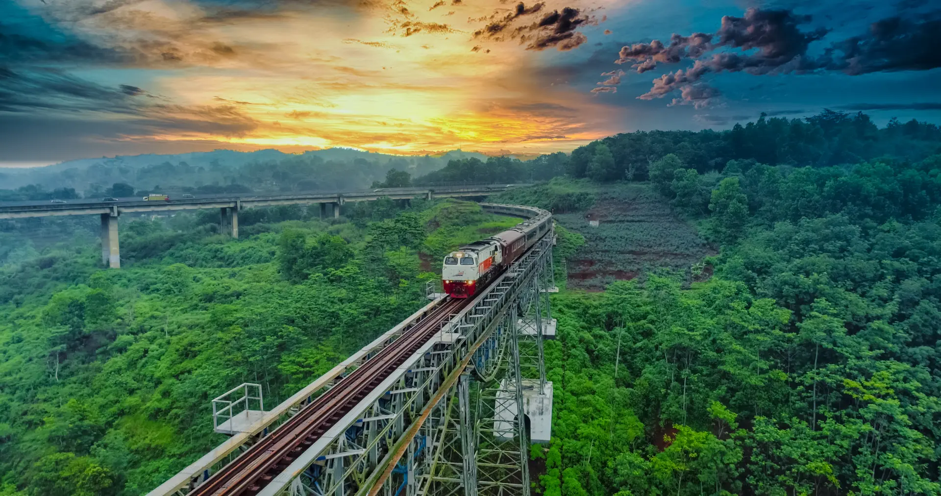 5 Jalur Kereta Api Terindah Di Indonesia