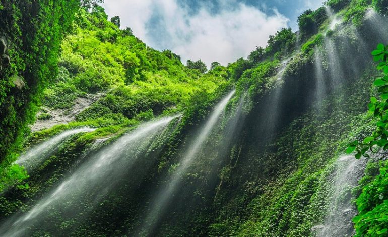 5 Destinasi Wisata Air Terjun Terindah di Indonesia