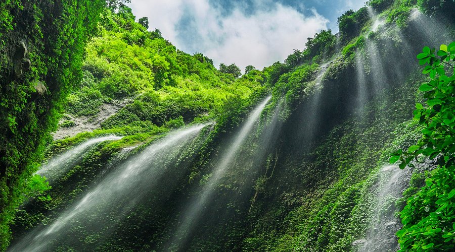 5 Destinasi Wisata Air Terjun Terindah di Indonesia